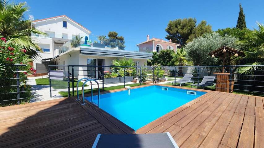 Appartement de vacances pour 4 personnes, avec jardin ainsi que piscine et vue à Sanary-sur-Mer