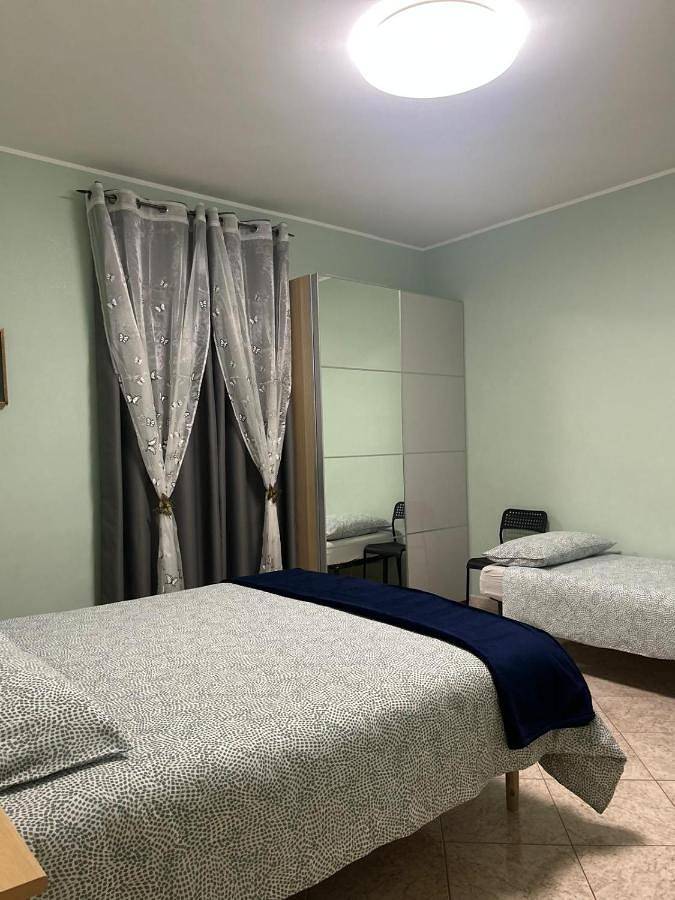 Triple Room with Private Bathroom in Monterotondo, Province de Rome