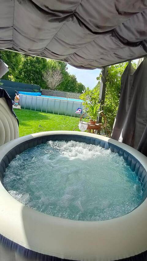 Appartement de vacances pour 3 personnes, avec Jacuzzi et Terrasse ainsi que Jardin et Piscine