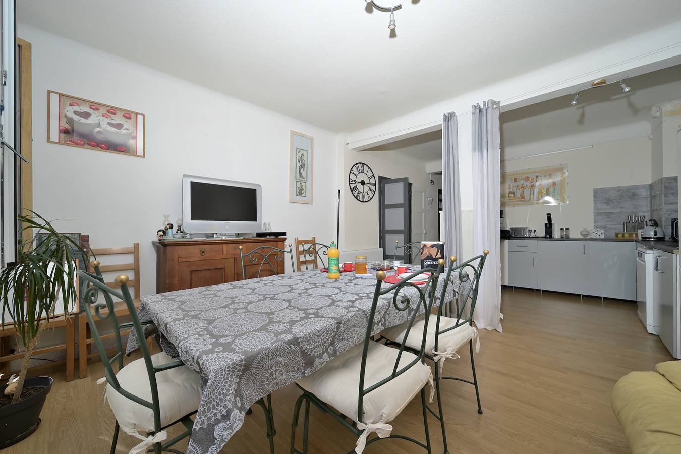 Maison d'hôtes 'Chambre Verte' avec vue sur les montagnes et Wi-Fi in Auzat, Parc naturel régional des Pyrénées ariégeoises