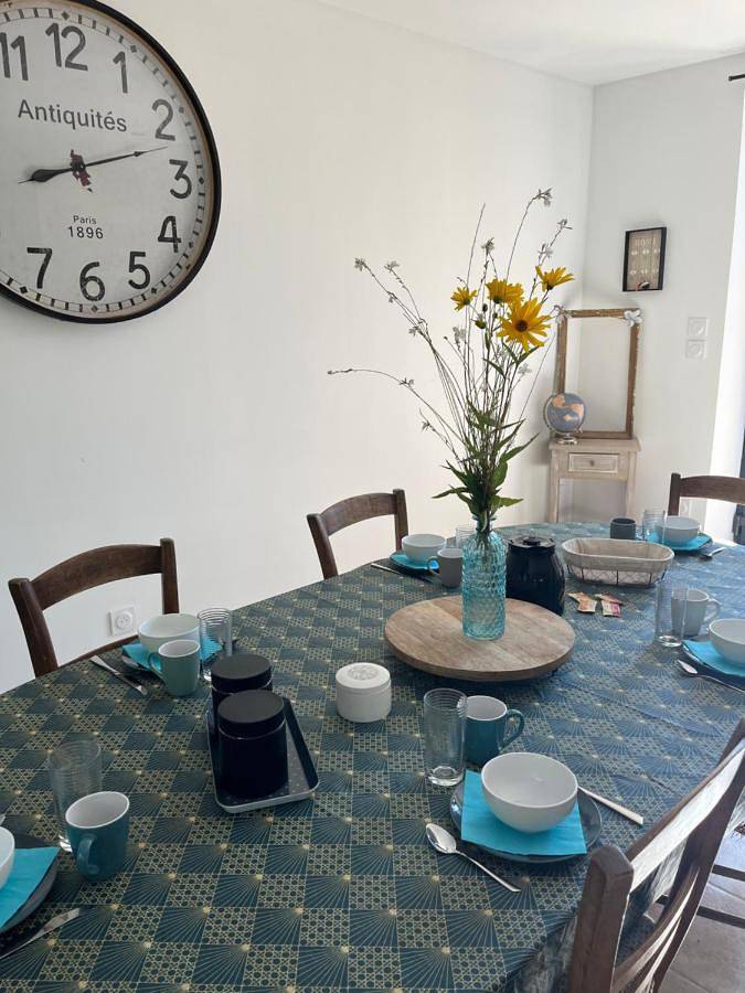 Chambre d’hôte pour 2 personnes, avec jardin ainsi que balcon et piscine, adapté aux familles