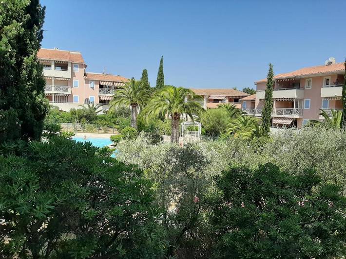 Gîte pour 6 personnes, avec piscine ainsi que balcon et vue dans Office De Tourisme De La Croix Valmer