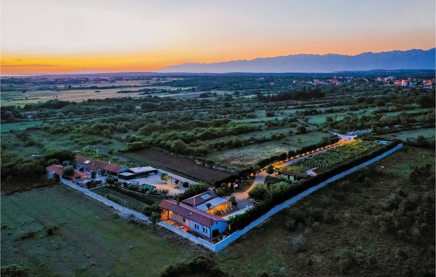 Reizende Ferienwohnung mit 1 Schlafzimmer, beheiztem Pool und Terrasse in Vrsi, Zadar