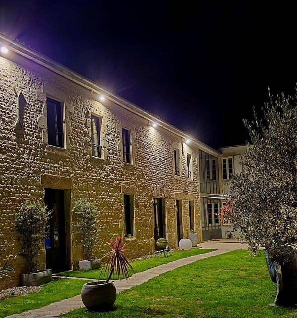 Location de vacances pour 15 personnes, avec Jacuzzi et Terrasse ainsi que Jardin et Piscine à Aigrefeuille-d'Aunis
