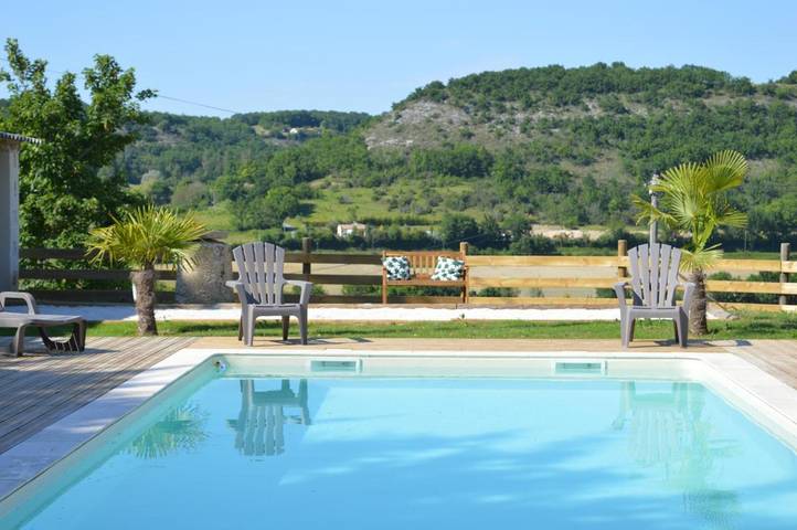 Location de vacances pour 11 personnes, avec Terrasse et Jardin ainsi que Piscine et Vue à Courbiac