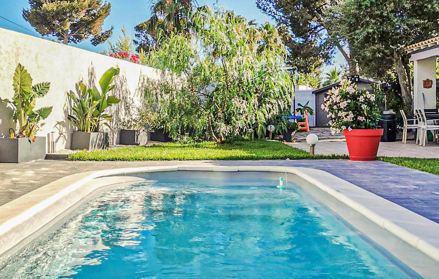 Seaside Retreat with Pool, AC & Parking - 2.5km to Plage de Bonnegrâce in Six-Fours-les-Plages, Région de Toulon