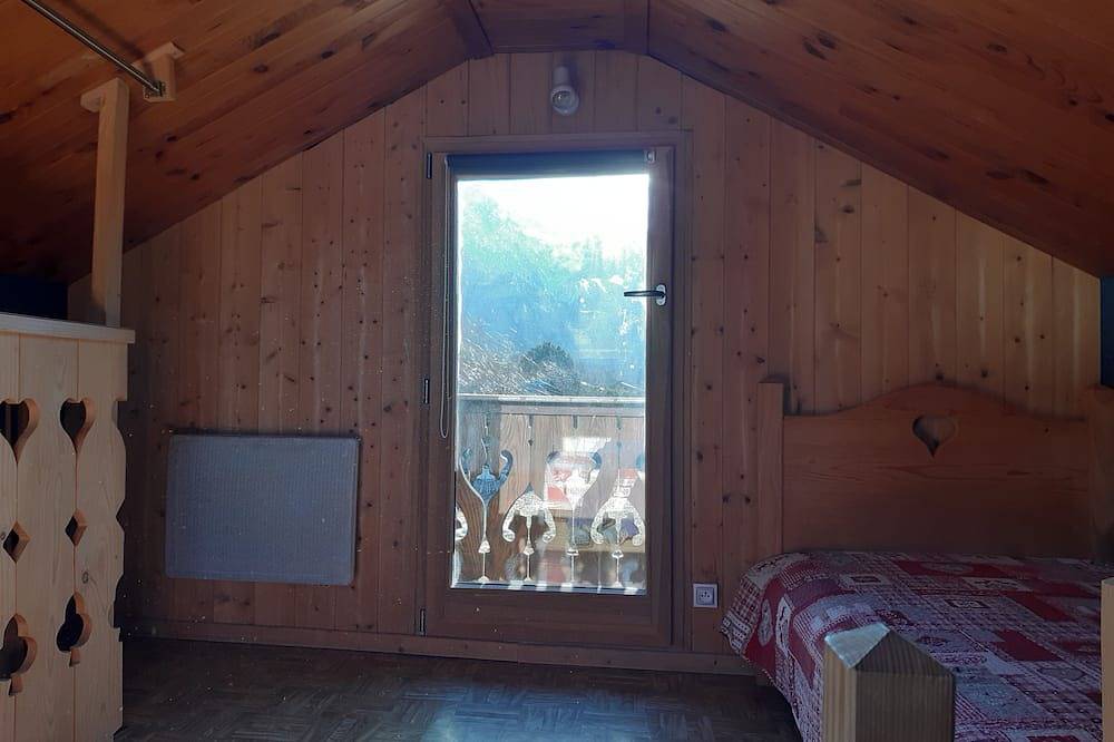 Típico chalet de madera antiguo valle de Chamonix in Chamonix-Mont-Blanc, Macizo del Mont Blanc