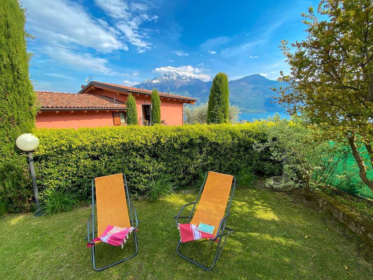 Ganze Wohnung, Giardino-Maria Tulipano Garten-Ferienwohnung mit Seeblick in Domaso, Comer See