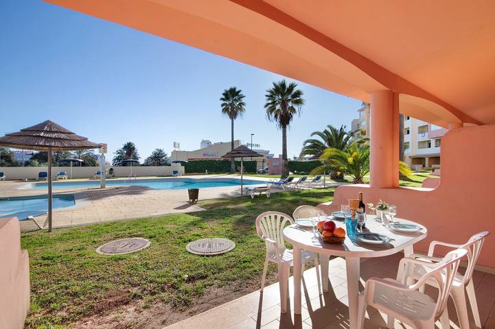 Entire apartment, Apartment 'Bela Vista House T2' with Shared Pool, Private Terrace and Wi-Fi in Albufeira e Olhos de Água, Faro District
