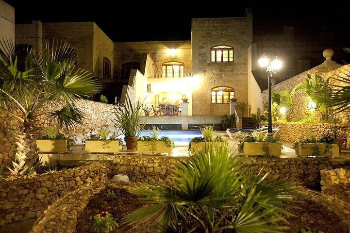 Holiday rental for 11 people, with garden in Malta