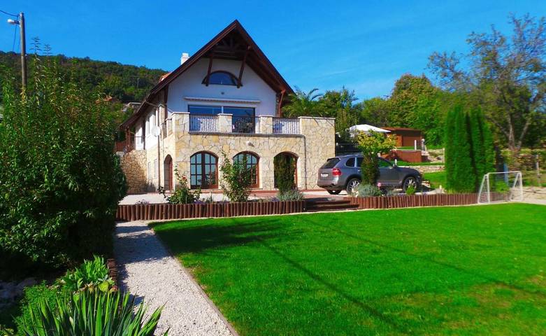 Ferienhaus für 8 Personen, mit Balkon und Terrasse sowie Garten und Pool in Balatonfüred