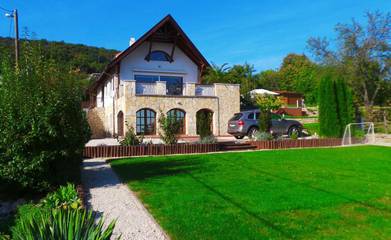 Ferienhaus für 12 Personen, mit Pool und Ausblick sowie Seeblick und Garten, mit Haustier in Plattensee nordufer