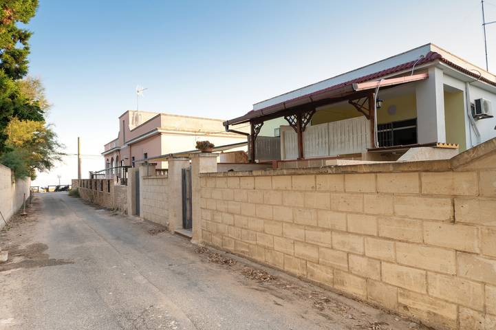 Ganze Wohnung, Haustierfreundliche Ferienwohnung Acquadolce mit Meerblick und Terrasse in Maruggio, Golf von Tarent