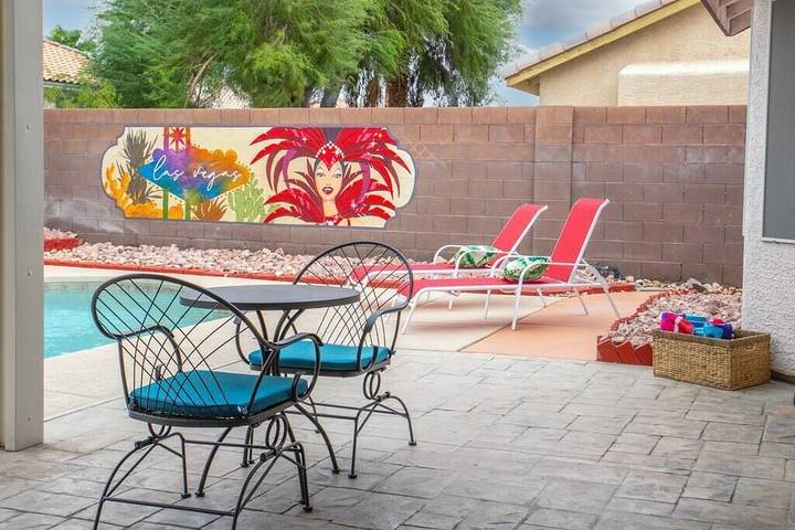 Vacation rental for 12 people, with yard, with pets in Henderson