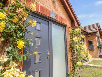 Holiday Home for 6 People in Freshwater, Isle of Wight, Photo 1