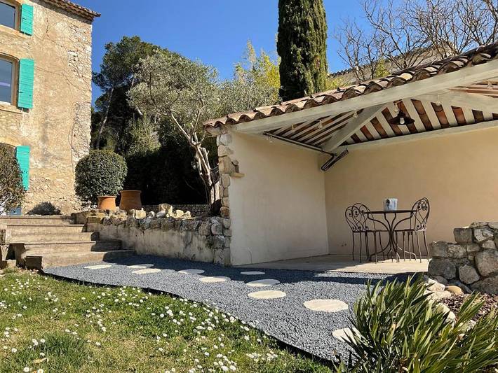 Location de vacances pour 2 personnes, avec piscine et jardin ainsi que terrasse et vue à Cheval-Blanc - 4