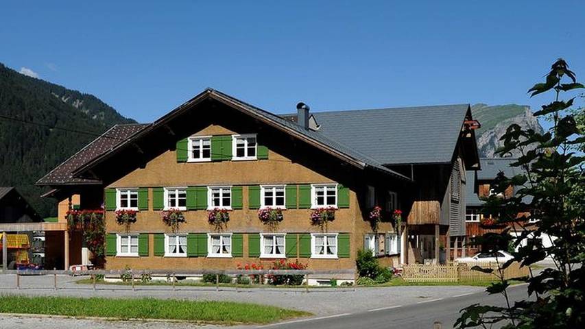 Vakantiewoning voor 2 personen, with sauna and tuin as well as uitzicht in Schoppernau