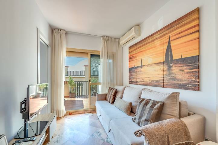 Apartamento entero, Apartamento 'Romana Playa' con piscina comunitaria, Wi-Fi y aire acondicionado in Don Carlos Elviria, Marbella