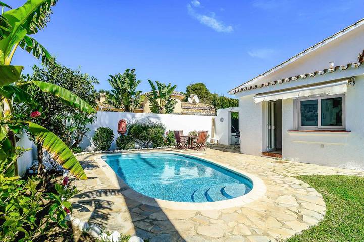 Villa for 6 people, with Terrace and Garden as well as Pool in Costa del Sol East
