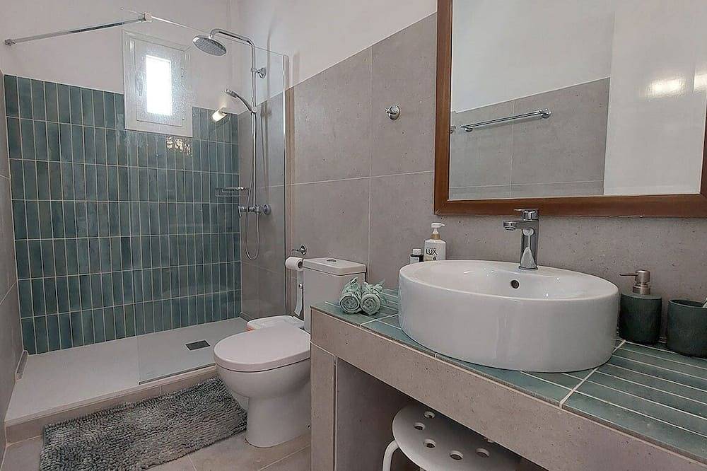 1 minute walk to the beach of Acharavi!  Homely cottage with private garden in Acharavi, Corfou