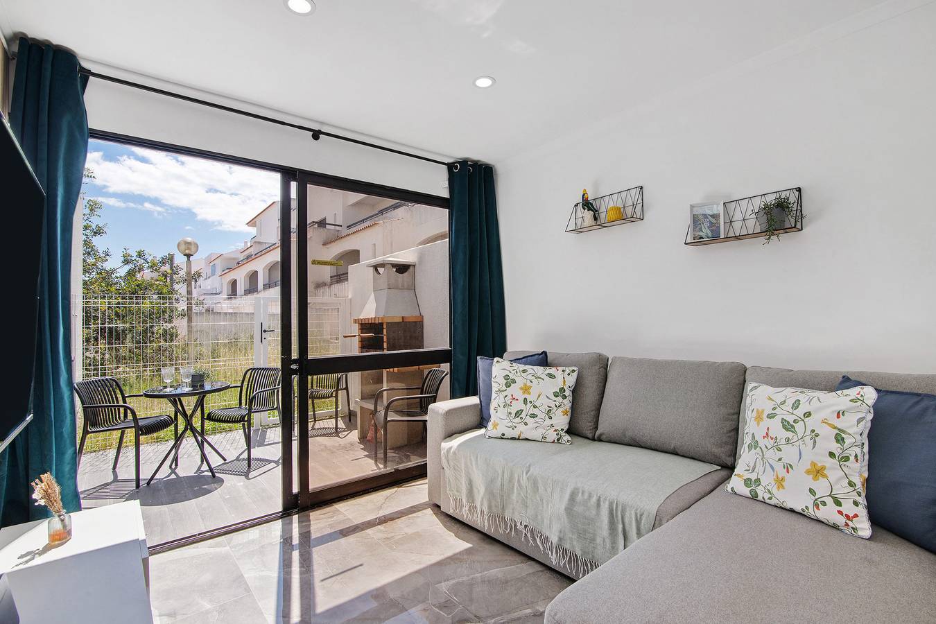 Apartamento entero, Apartamento 'Amazing Oura Beach' con piscina compartida, Wi-Fi y aire acondicionado in Albufeira, Distrito de Faro