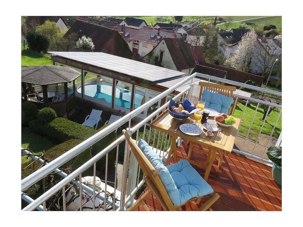 - Das blaue Haus in Pleisweiler-Oberhofen, Südliche Weinstraße