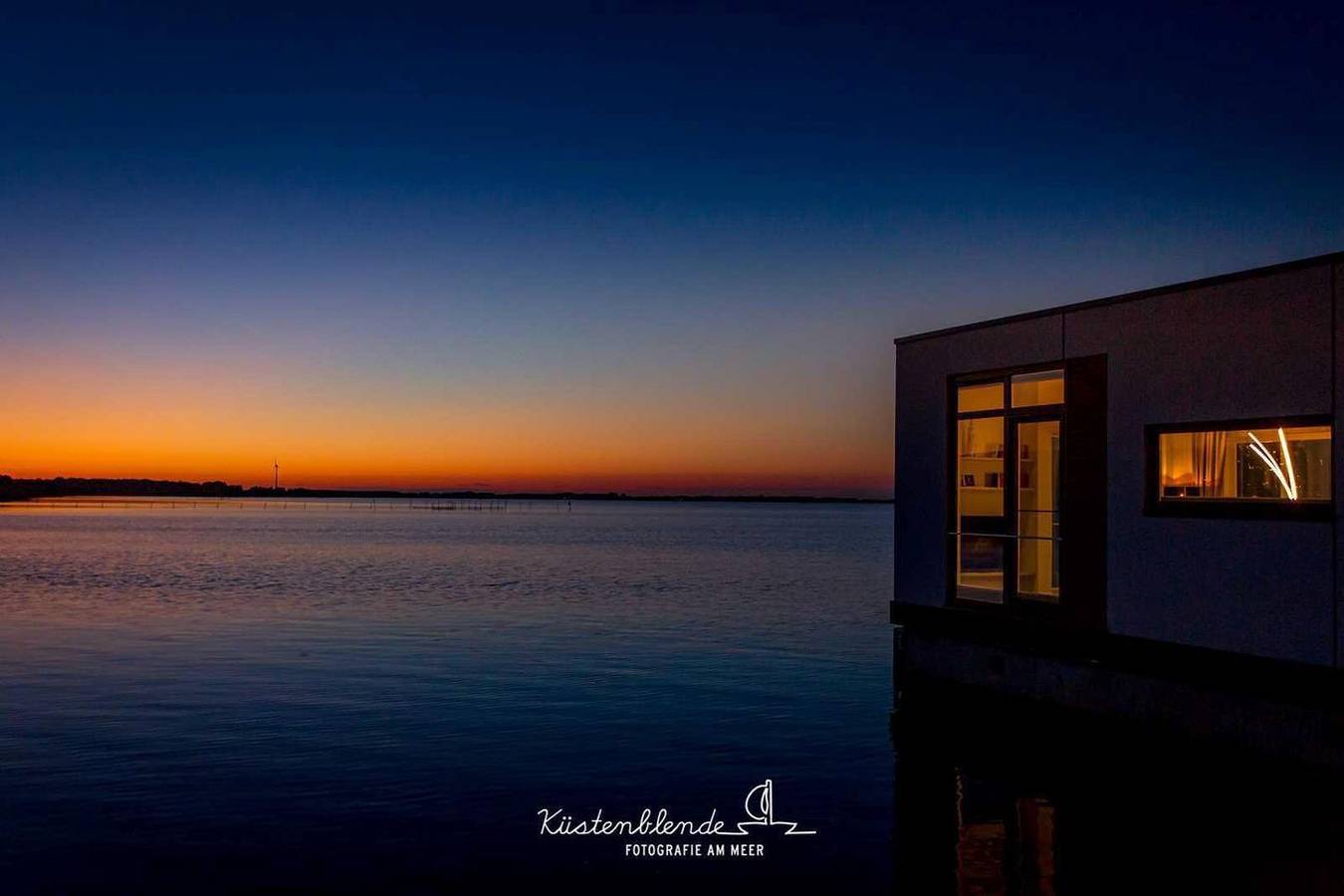 Floatinghouse Boddenperle: Ihr Ferienhaus am See mit Seeblick & Kamin in Ribnitz, Ribnitz-Damgarten