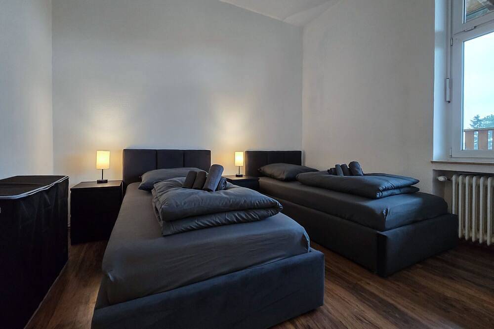 Entire apartment, Alpha Apartments: Urban & Spacious: 2br, 4 Beds in Krefeld, Lower Rhine