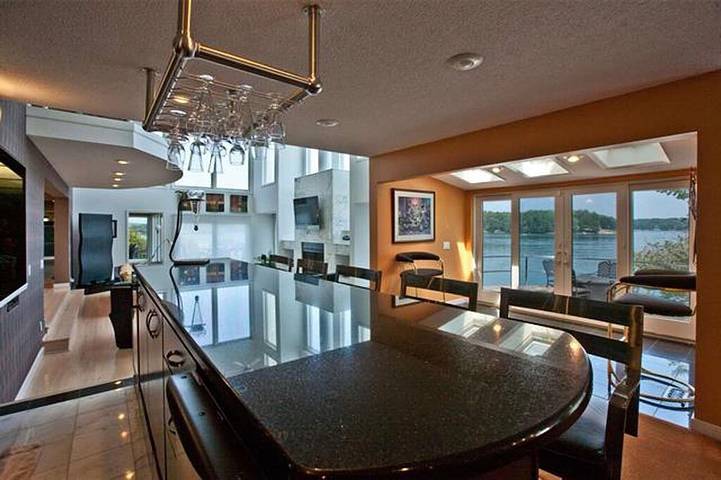 Vacation rental for 20 people, with yard and hot tub in Lake Keowee