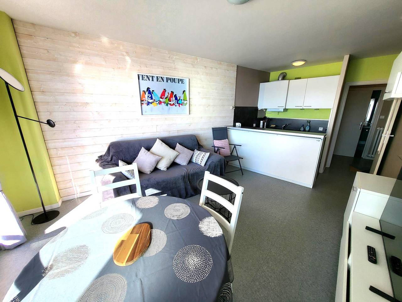 Entire apartment, Renovated studio facing the beach with balcony and garage in Les Sables-d'Olonne, Vendée