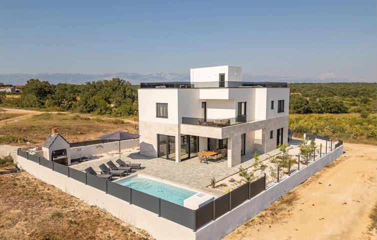 Ferienhaus für 9 Personen, mit Terrasse und Garten in Nin