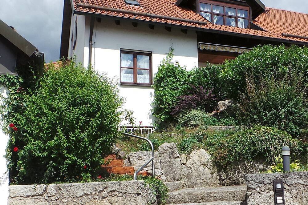 Sonnige komfortable Fewo im 1. stock mit aussenbereich in sehr ruhiger Lage in Pottenstein, Frankenalb