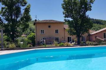 Location de vacances pour 4 personnes, avec jardin et piscine à Le Perréon