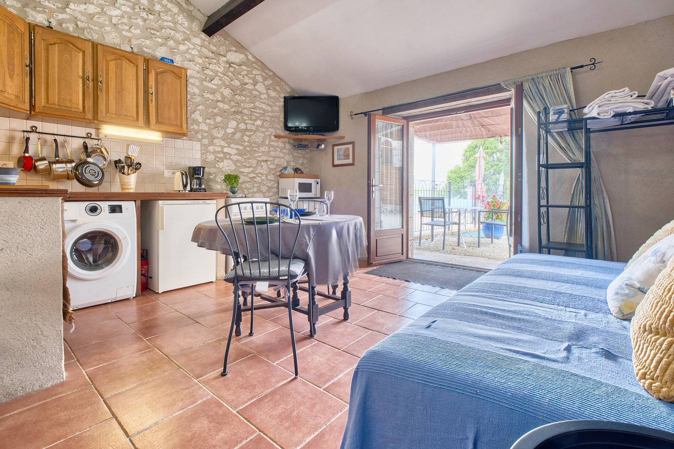 Entire studio, Le Nid – Charming Studio with Shared Pool and Panoramic View of the Dordogne in Razac-d'Eymet, Périgord Pourpre