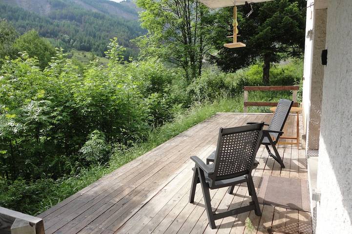 Ganze Wohnung, Geräumige Wohnung mit großer Terrasse in der Natur in Allos, Castellane und Umgebung