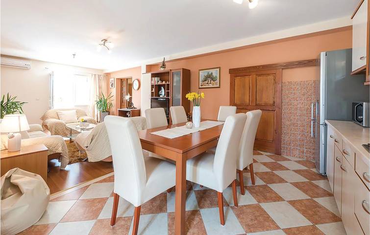 Cozy 140m² Apartment with Terrace, Garage, and 400m to Coastline in Slano, Dubrovnik-Neretva