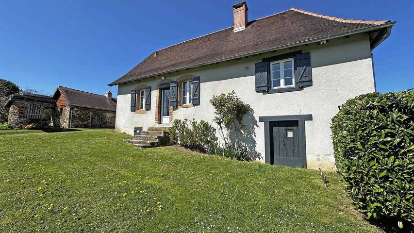Gîte pour 4 personnes, avec jardin à Saint-Priest-Ligoure
