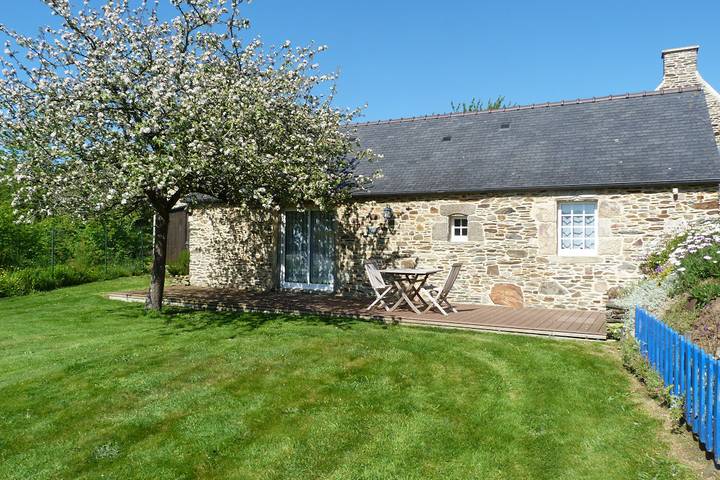 Gîte pour 2 personnes, avec terrasse et jardin en Cotes-d'Armor