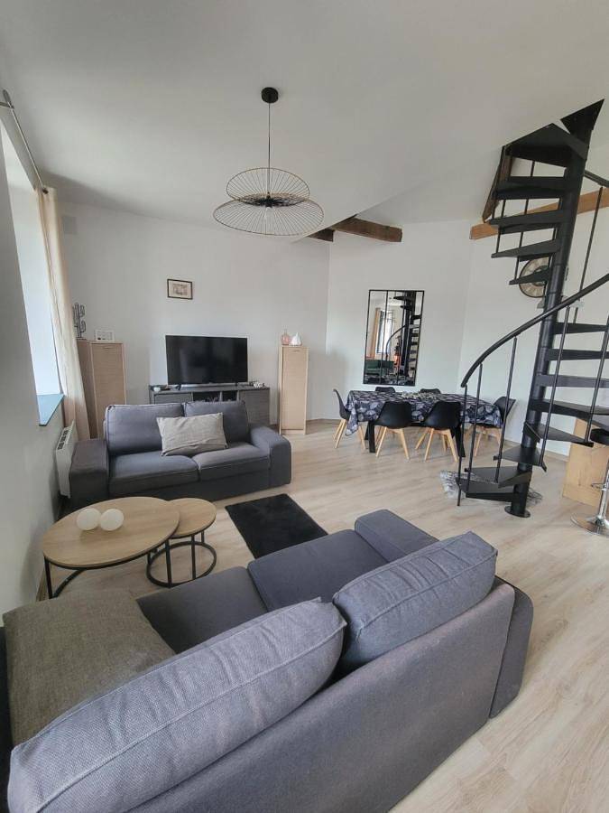 Gîte pour 6 personnes, avec vue et terrasse à Charmes