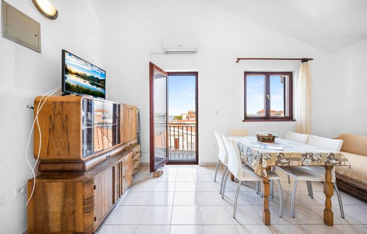 Ganze Ferienwohnung, Apartment mit Meerblick, Wifi, AC, Parkplatz und Terrasse - 2km zum Strand in Sibenik, Šibenik-Knin