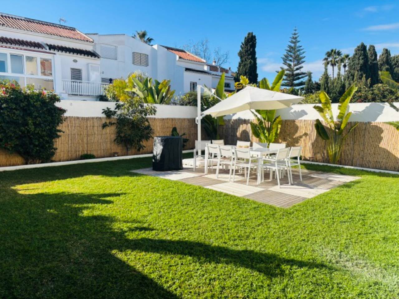 Casa Vacacional 'Lujosa y Moderna para Familias' con Terraza Privada, Wi-Fi y Aire Acondicionado in Churriana, Málaga