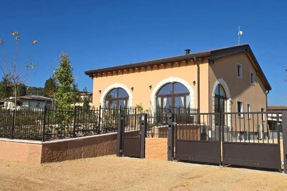 Igino Farmhouse: Double Room with Terrace in Negrar, Provincia de Verona