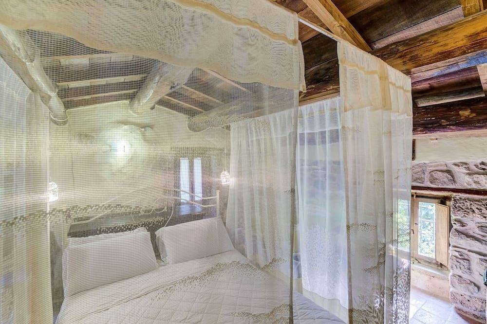 Cottage in Forcella near Waterfall & Lake in Roccafluvione, Monti Sibillini National Park