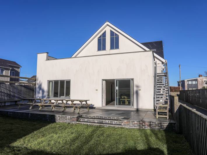 Cottage for 20 people, with garden in Rhosneigr