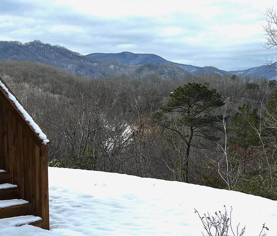 Heavenly mountain views! Premium luxury cabin. Step free entry-Harrah’s Casino. in Jackson County