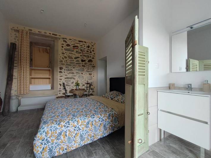 Chambre d’hôte pour 2 personnes, avec jardin et terrasse ainsi que vue et piscine