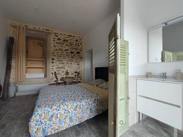 Cottage pour 2 personnes, avec terrasse et jardin ainsi que piscine et vue à Vinezac