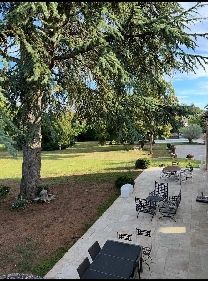 Location de vacances pour 2 personnes, avec terrasse et vue ainsi que piscine et jardin à Mercurey - 3