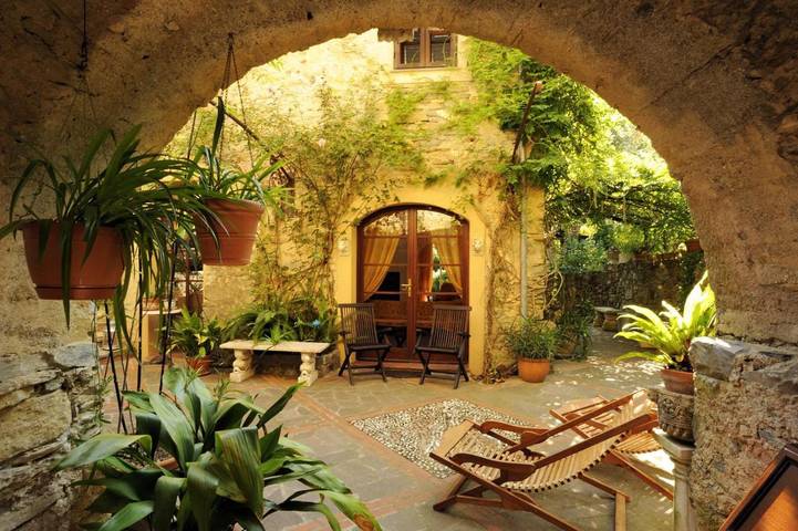Ferienwohnung für 15 Personen, mit Balkon und Terrasse sowie Garten und Pool in Garlenda