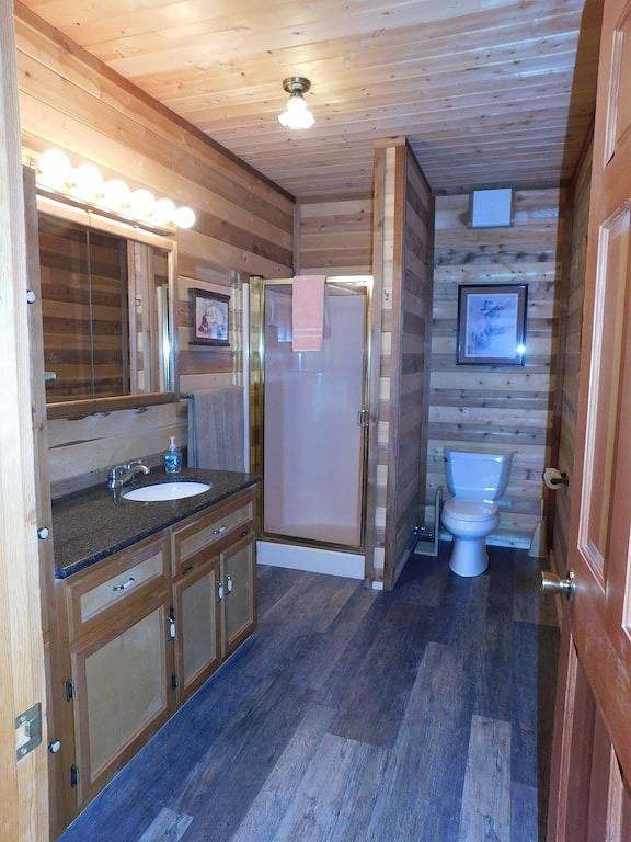 Log cabin for 10 people, with balcony and yard in Island Park